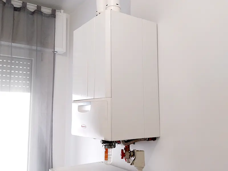 Impatto Zero – Green economy – Blog Ecosostenibile – EPBD: la Direttiva sulle Case Green sul tema delle caldaie a gas e il loro destino – Vantaggi e requisiti delle caldaie a gas secondo la direttiva Case Green: investimento per il futuro